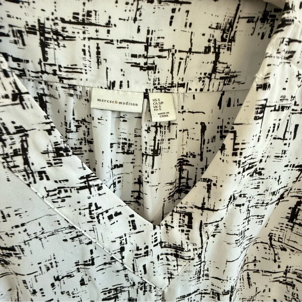 Mercer & Madison Monochrome Patterned Blouse Small - Picture 14 of 14